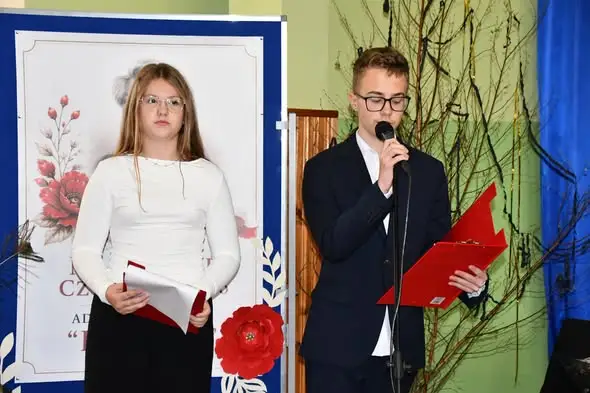 Dzień Edukacji Narodowej i Narodowe Czytanie „Dziadów” w szkole w Szastarce