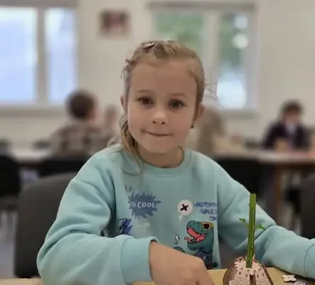 Twórczydełkowe dzieci z Trzydnika Dużego układają puzzle 3D