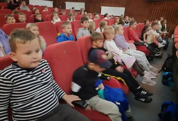 Pierwszaki z Urzędowa na wycieczce w Kraśniku: teatr, bezpieczeństwo i jesienna przyroda