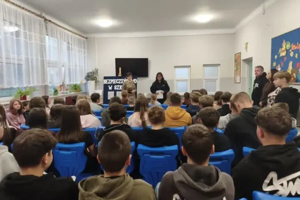 Lekcja bezpieczeństwa z policjantką w szkole w Zakrzówku