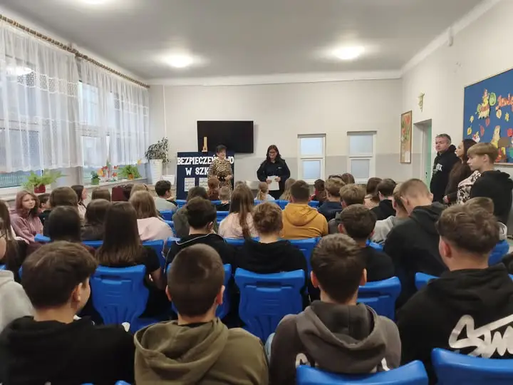 Lekcja bezpieczeństwa z policjantką w szkole w Zakrzówku