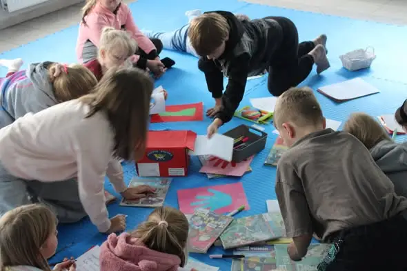 Uczniowie z Wilkołaza odkrywali świat listów na lekcji bibliotecznej
