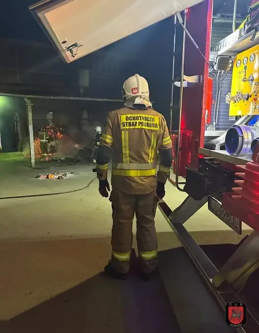 Pożar skrzyń w Kraśniku – akcja strażaków na ul. Fabrycznej