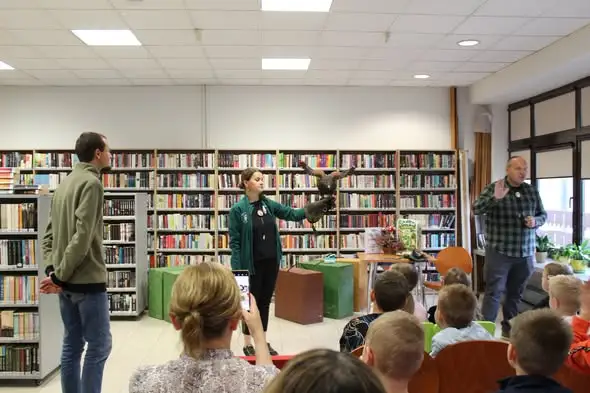 Kraśnik: Uczniowie spotkali się z sowami i ptakami drapieżnymi w bibliotece