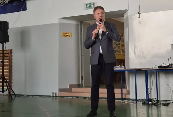 Bezpieczeństwo uczniów w Stróży tematem spotkania szkoły, samorządu i służb