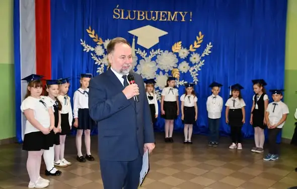 Ślubowanie pierwszaków: pasowanie wielkim ołówkiem i prezenty od gminy