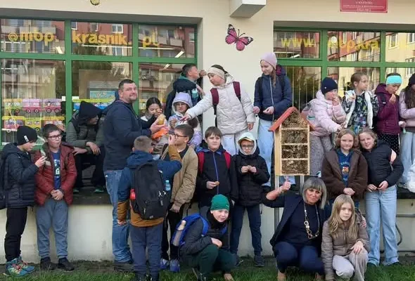 Kraśnik: uczniowie zbudowali domek dla pszczół przed biblioteką