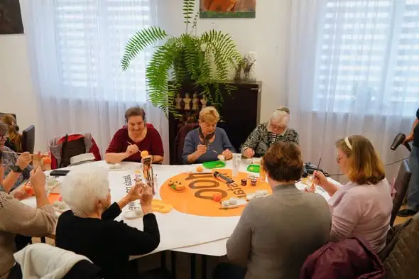 Międzypokoleniowe warsztaty rękodzieła w Zakrzówku – dyniowe stroiki łączą pokolenia