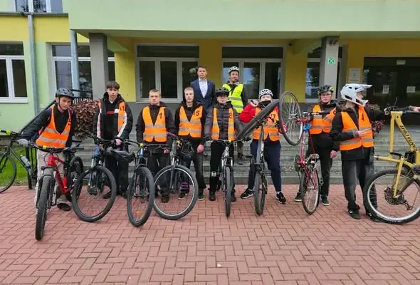 Uczniowie szkolili się z bezpiecznej jazdy rowerem – praktyka na drogach i rondach