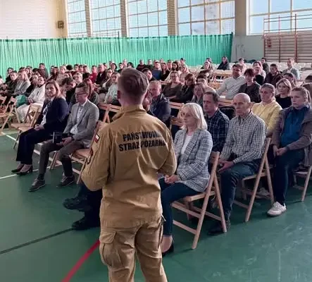 Bezpieczeństwo w szkołach Gminy Kraśnik: spotkania ze służbami w Stróży i Słodkowie Trzecim
