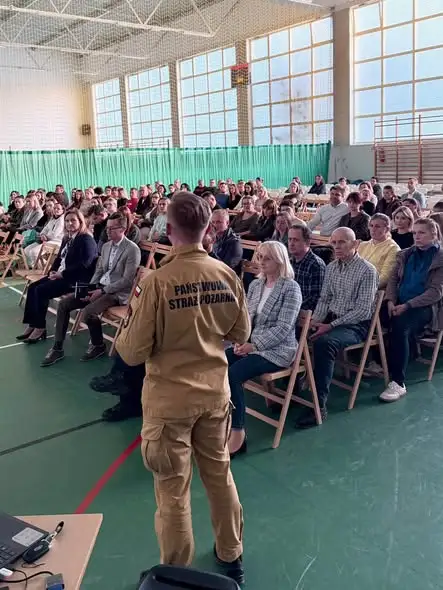 Bezpieczeństwo w szkołach Gminy Kraśnik: spotkania ze służbami w Stróży i Słodkowie Trzecim