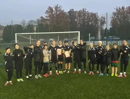 Natalia Lis i Zuzia Kot z kompletem naklejek – Wzorowe Piłkarki KS Stella Kraśnik