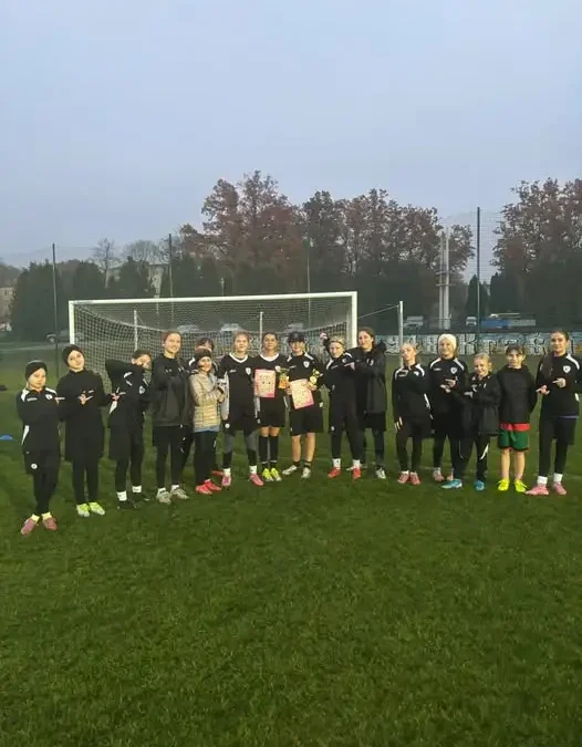 Natalia Lis i Zuzia Kot z kompletem naklejek – Wzorowe Piłkarki KS Stella Kraśnik