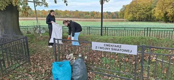 Uczniowie z Gminy Trzydnik Duży porządkowali groby bohaterów narodowych