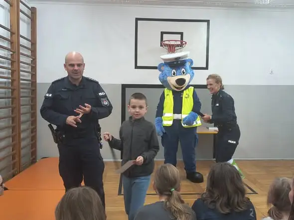 Kraśnik: policjanci i stowarzyszenie uczą dzieci bezpieczeństwa na drodze
