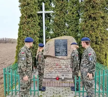 Uczniowie z Kraśnika zapalili znicze na mogiłach przed Wszystkimi Świętymi