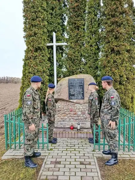 Uczniowie z Kraśnika zapalili znicze na mogiłach przed Wszystkimi Świętymi