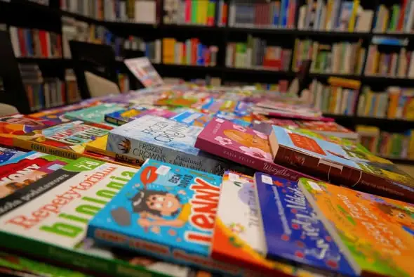 Kiermasz książeczek dla dzieci w bibliotece w Zakrzówku