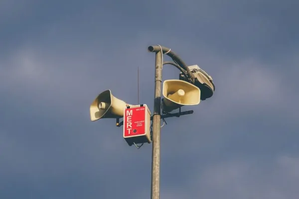 Słyszysz syrenę alarmową? Sprawdź, jak się zachować
